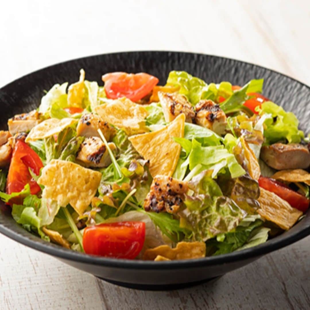 Courtyard by Marriott Tokyoのインスタグラム：「《5th Anniversary Dinner Menus at LAVAROCK》Chinese Chicken Salad👲😋 Fragrant grilled chicken topped with tortilla chips. Mix the crushed almonds into the salad that go so well with Chef’s original dressing. Share and enjoy this voluminous salad with your family and friends.🍴 ＜ラヴァロック5周年記念メニュー＞チャイニーズチキンサラダ👲😀 香ばしく焼き目をつけたチキンとともにトルティーヤチップをトッピングしました。🌮シェフのオリジナルドレッシングに相性のよいクラッシュアーモンドを混ぜてお召し上がりください。シェアして楽しめるボリューム感たっぷりのサラダです🍽。😀🍴🍾😋#ディナー #dinner #レストラン #restaurant #人気メニュー #グリル料理 #ホテル #銀座 #ginza #cytokyo #cytokyo5passion #サラダ #東京レストラン #salad」