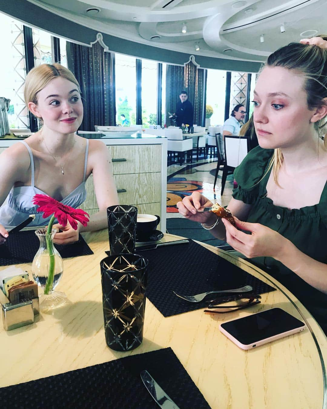 ダコタ・ファニングさんのインスタグラム写真 - (ダコタ・ファニングInstagram)「Find someone who looks at you like @ellefanning looks at me, and I look at warm pretzel bread 🥨」4月18日 9時35分 - dakotafanning