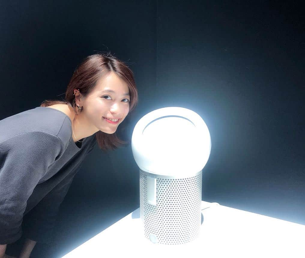 坂田梨香子さんのインスタグラム写真 - (坂田梨香子Instagram)「昨日は @dyson 空気清浄ファン 【dyson purecool me】の 新製品発表会にお邪魔してきました！  室内での空気汚染は屋外の約7倍ほどあることもあるらしいんだけど、 PM 0.1の微粒子も 99.95%まで除去してくれるのが嬉しい！  うちには猫もいるし どんなに綺麗にして換気したつもりでも 都内だとそもそもの臭気が気になったりして 清浄したりない感じがもやもやしてたから今回の発表会見て期待がすごく高まった〜! 使うのたのしみ🤩  #dysonpurecoolme #dysonpurecool  #dysonhome」4月18日 9時40分 - rikakosakata_official