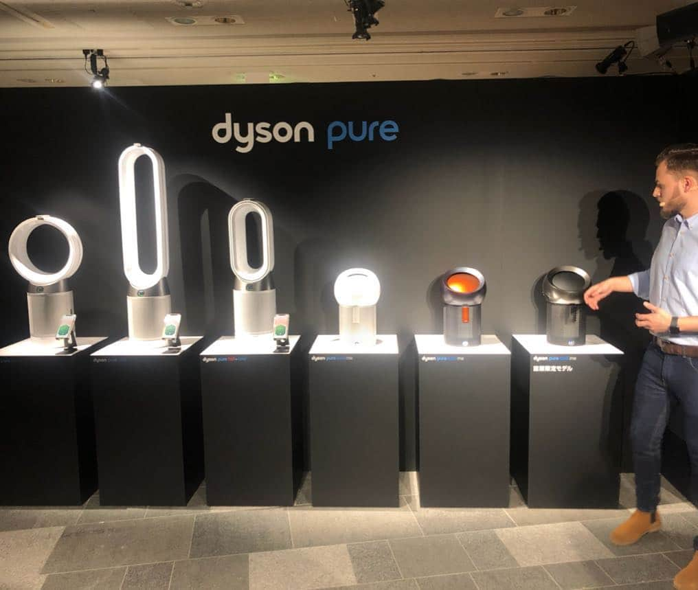 坂田梨香子さんのインスタグラム写真 - (坂田梨香子Instagram)「昨日は @dyson 空気清浄ファン 【dyson purecool me】の 新製品発表会にお邪魔してきました！  室内での空気汚染は屋外の約7倍ほどあることもあるらしいんだけど、 PM 0.1の微粒子も 99.95%まで除去してくれるのが嬉しい！  うちには猫もいるし どんなに綺麗にして換気したつもりでも 都内だとそもそもの臭気が気になったりして 清浄したりない感じがもやもやしてたから今回の発表会見て期待がすごく高まった〜! 使うのたのしみ🤩  #dysonpurecoolme #dysonpurecool  #dysonhome」4月18日 9時40分 - rikakosakata_official