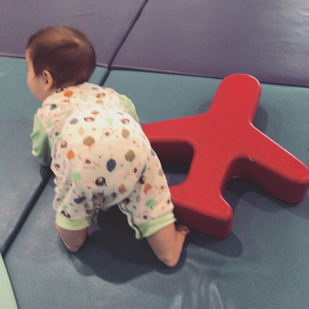 加藤千恵のインスタグラム：「離陸しそうな息子in羽田空港（ベビースペース）」