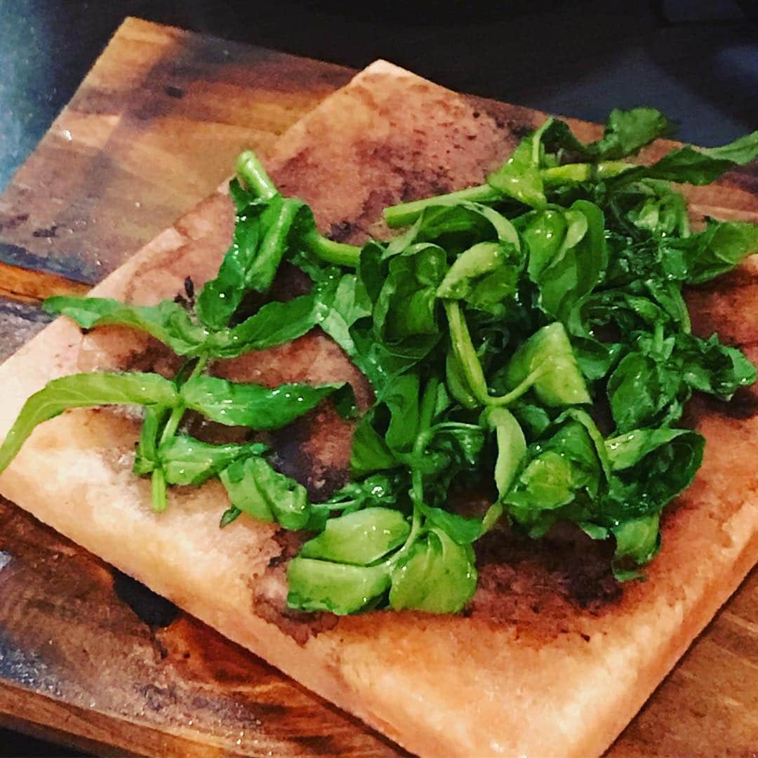 のインスタグラム：「岩塩プレートふたたび。 野菜と合わせるのなかなか難しいです💦 あれこれと試行錯誤中。  #岩塩プレート #岩塩プレート焼き #野菜 #実験 #パキスタン #塩 #ソルトコーディネーター #青山志穂 #フレンチバル #シャンベール #chamveil」