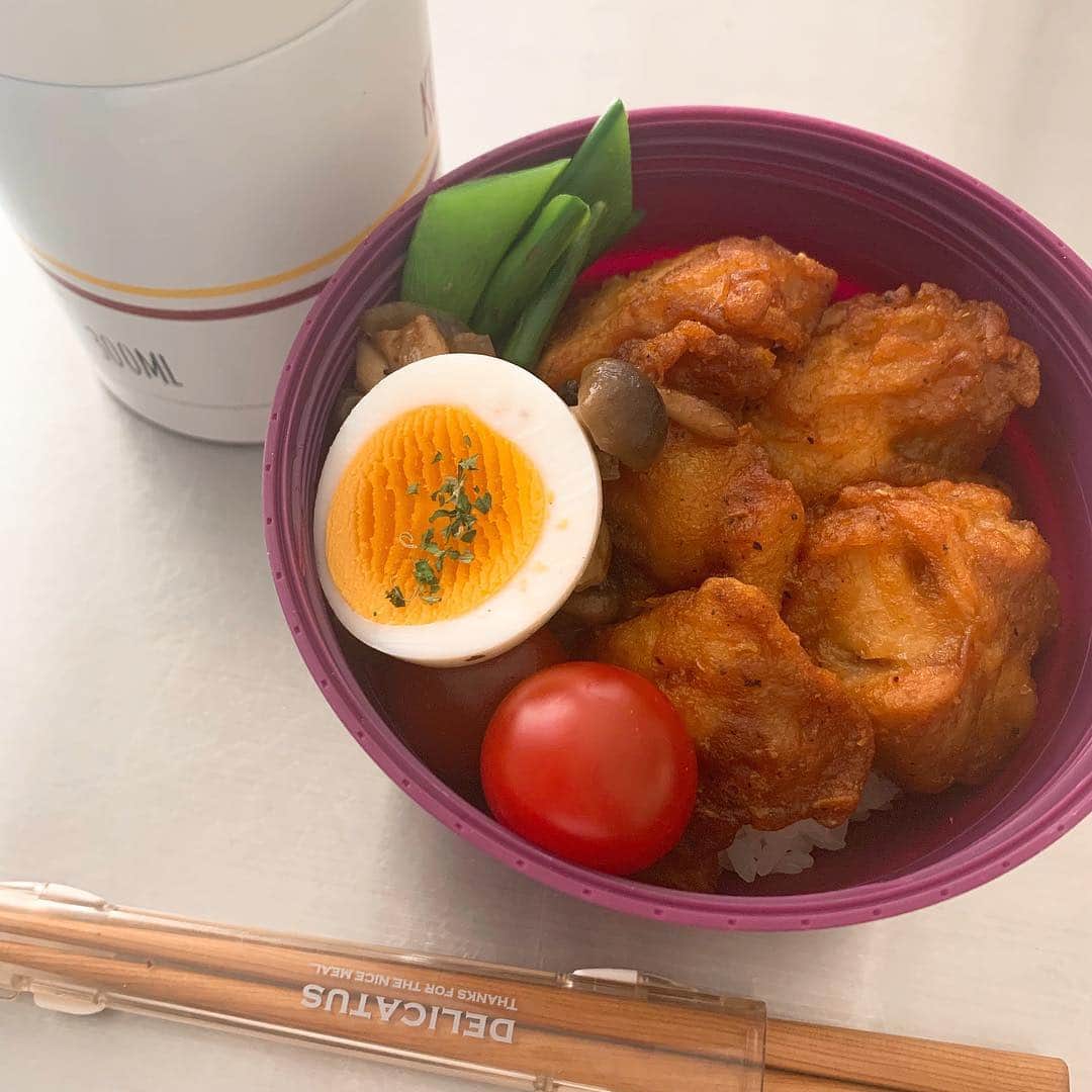 のインスタグラム：「今日は #からあげ #弁当  w/ 長ねぎの #みそしる  社内の話題についていく為に、 #味の素 #やわらか唐揚げ でw  連日、労務士さんとお話し、 知らないことがいっぱいw  みんながベストパフォーマンスを 発揮できる環境づくり中。  連日の新たなご紹介も… 早く動き出さないかなーーー(〃ω〃)☆ #gm #bento #lunchbox #tokyo #japan」
