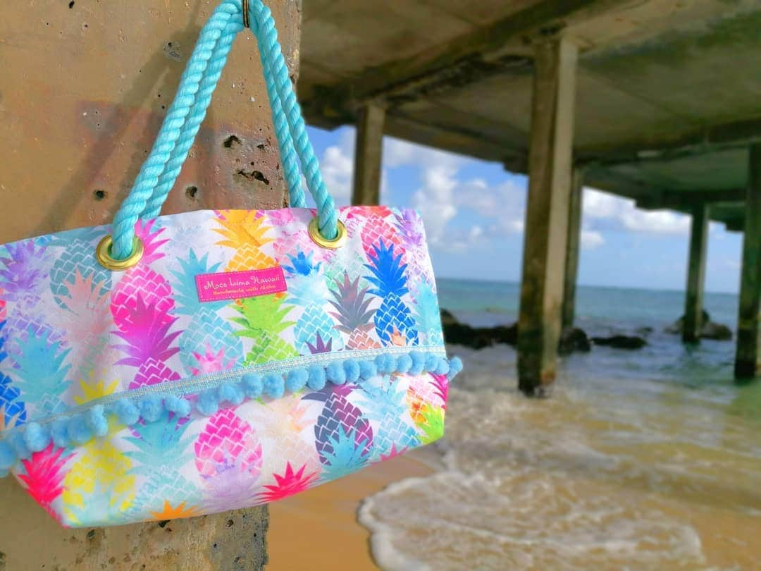 Moco Lima Hawaiiさんのインスタグラム写真 - (Moco Lima HawaiiInstagram)「New* Pineapple Blue Tote Bag, Made By Moco  #hawaii#ocean#mylife#hawaiilife#love#drive#feelings#heart#nature#lovemyjib#waves#art#music#blue#mocolima#モコリマハワイ#ハワイみやげ#１点もの#海#ハワイ好き#春 ♡Mocolima Showroom Open 13:00-18:00 Today♡  今日も元気に営業中です！お近くにお越しの際はぜひお立ち寄り下さいませ〜」4月18日 9時53分 - mocolimahawaii