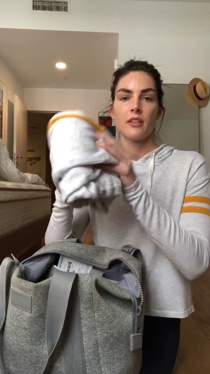 ヒラリー・ローダのインスタグラム：「Pretty self-explanatory 😉 this is what is kept in my gym bag so I’m always ready to go! (with the addition of my shower shoes that I forgot about ha)」