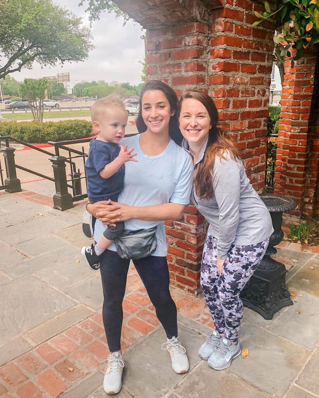 カーリー・パターソンのインスタグラム：「We had a special lunch date today and we survived it with both kids and no meltdowns😱🥰❤️」