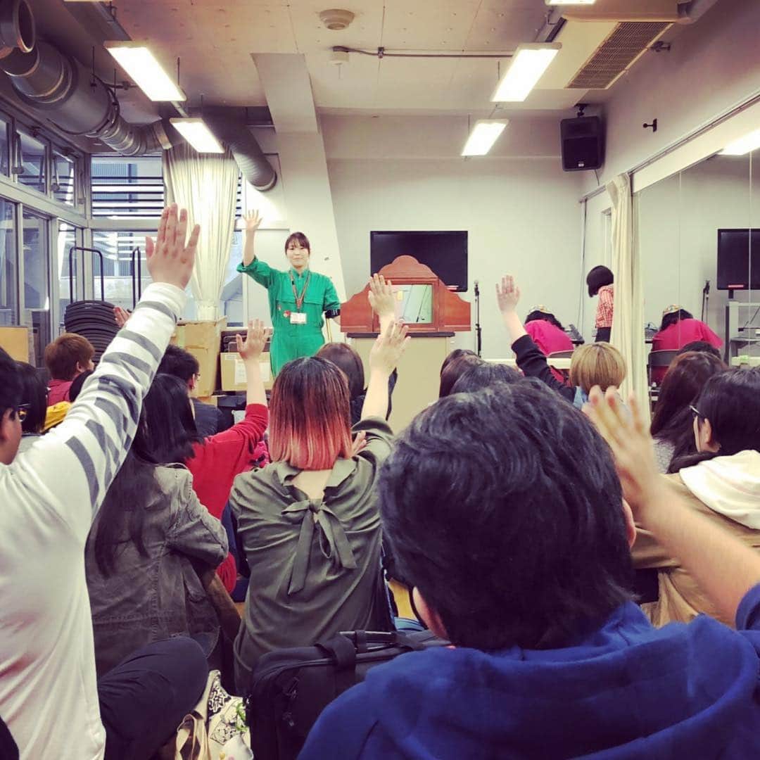 倉田雅世さんのインスタグラム写真 - (倉田雅世Instagram)「おはようございます。 昨日は久しぶりに早々と寝ました。  新学期もたくさんの生徒さんたちの前で、紙芝居口演を披露。ここから #ネオ紙芝居 を体験して頂きます。  #渋谷画劇団 #倉嶋らむね #ヤムちゃん #かみはる #紙芝居師」4月18日 9時56分 - kuralamune