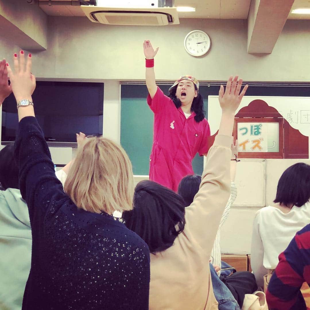 倉田雅世さんのインスタグラム写真 - (倉田雅世Instagram)「おはようございます。 昨日は久しぶりに早々と寝ました。  新学期もたくさんの生徒さんたちの前で、紙芝居口演を披露。ここから #ネオ紙芝居 を体験して頂きます。  #渋谷画劇団 #倉嶋らむね #ヤムちゃん #かみはる #紙芝居師」4月18日 9時56分 - kuralamune