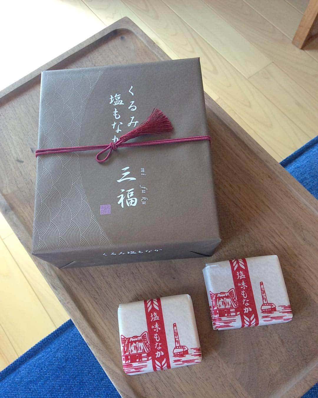 祥吉さんのインスタグラム写真 - (祥吉Instagram)「新しく仲間入りしました 地元の和菓子屋「巴屋」さんとの共同開発のくるみ塩もなか 『三福』 赤穂のお塩をしっかりときかせた白餡に香ばしいくるみと砂糖のシャリシャリとした食感をお楽しみください #播州赤穂#赤穂#巴屋 さん#和菓子#くるみ塩もなか#塩味もなか#三福#もなか#くるみ」4月18日 10時01分 - akoshokichi