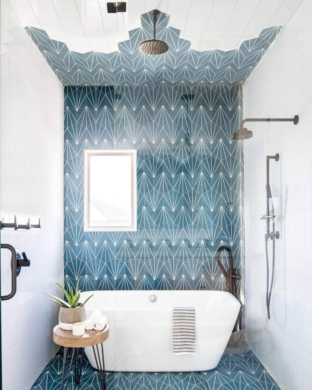 さんのインスタグラム写真 - (Instagram)「When Tile takes your bathroom to the next level... wow! In love! By Andrea West Design」4月18日 10時02分 - inspire_me_home_decor