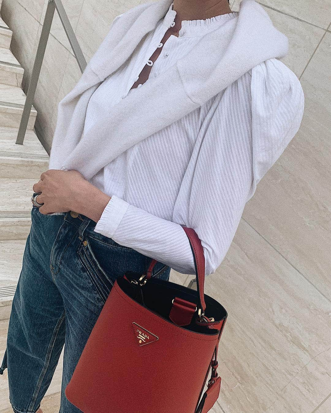 クリッセル・リムさんのインスタグラム写真 - (クリッセル・リムInstagram)「Keep it simple but make it pop with your lips & purse 💋 thank you @prada for this double bucket bag. So in love❤️ (and yes.. still wearing these #stuartweitzman mules 🙈 never taking them off) #pradapanier #chrisellesOOTD」4月18日 10時06分 - chrisellelim