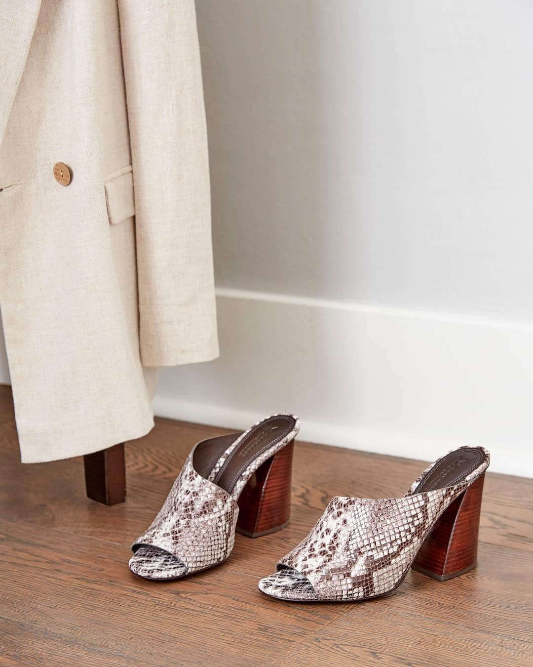 Nordstromさんのインスタグラム写真 - (NordstromInstagram)「We found The One: the one shoe you'll need to step into spring with, well, a spring in your step. Say hello to a block heel, a snakeskin print, and plenty of compliments coming your way. #linkinbio to shop」4月18日 10時06分 - nordstrom