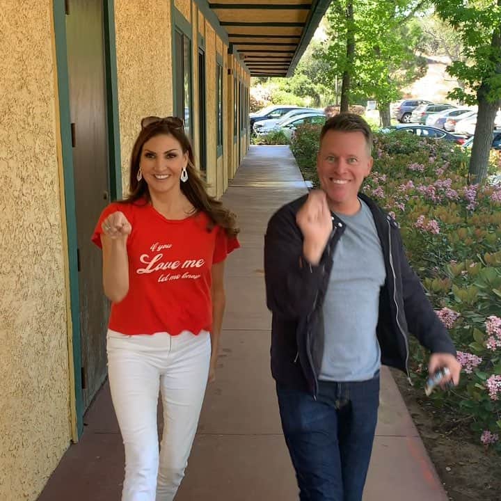 ヘザー・マクドナルドのインスタグラム：「Your favorite @chrisfranjola and I get into some REAL juicy scoop for Thursday’s show. Yeehaw! 🤠」