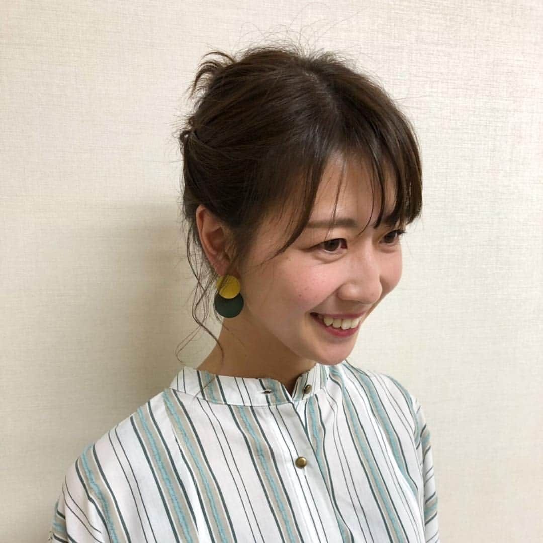 虎谷温子さんのインスタグラム写真 - (虎谷温子Instagram)「基本的に…髪型はメイクさんにお任せでお願いすることがほとんどです。今日は髪型だけでも元気になるようにと、お団子にしてくれました🍡🍡 #自分じゃ絶対できない #メイク室でご一緒した駒井さんが #いったい虎谷の髪はこの後どうなるの！？ #というくらい #作成途中はかなり爆発していました #やっぱり自分じゃできない」4月18日 10時10分 - atsukotoraya.ytv