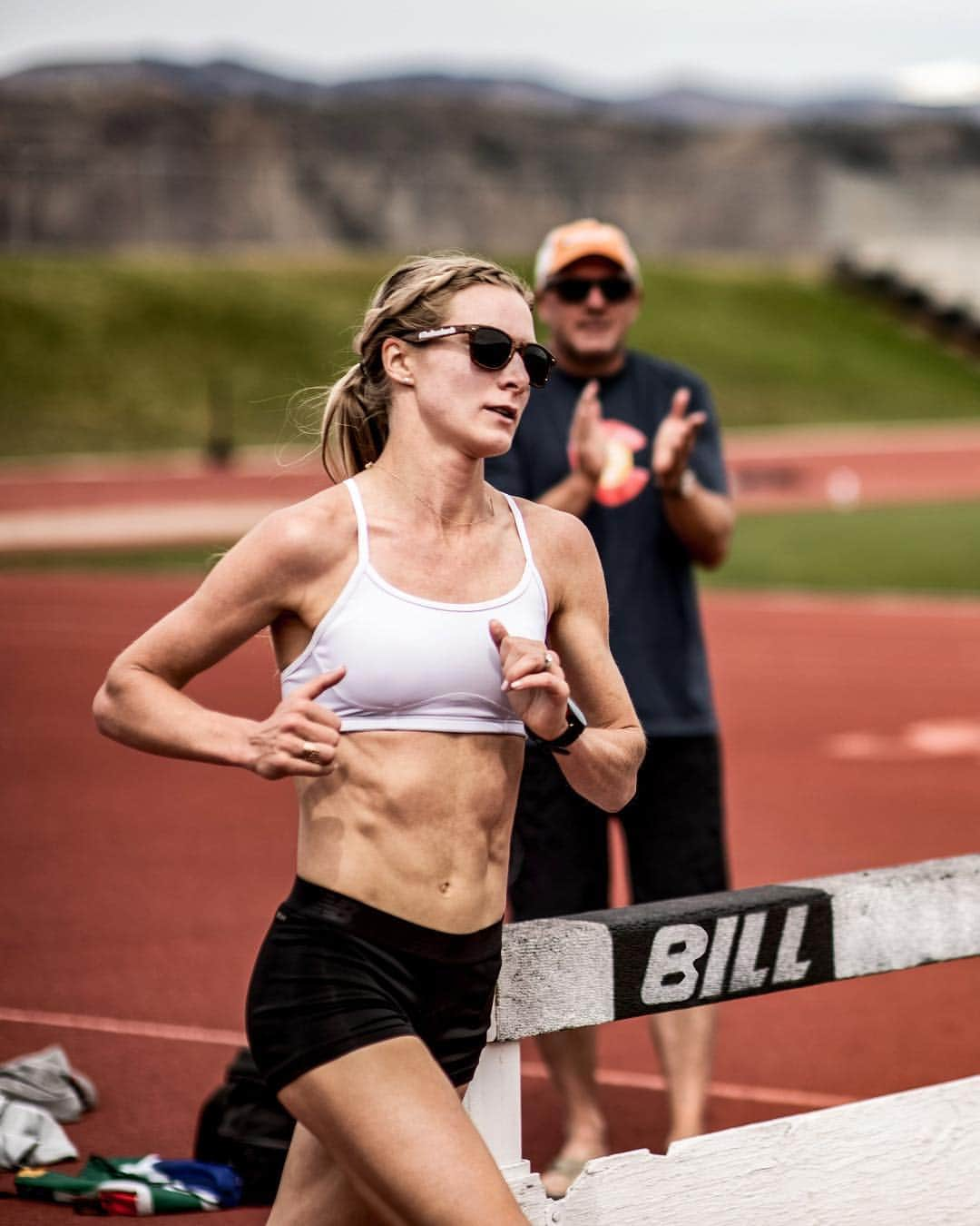 エマ・コバーンさんのインスタグラム写真 - (エマ・コバーンInstagram)「Made it to Crested Butte 🙌🏻 this pic is from altitude camp last year. Looking forward to more workouts in the thin air...and to more clapping from my dad  during those workouts (as seen here 😛) @bcoburn1959 (pic @aricvhphoto) #altitude #supertude #trainingcamp #workworkworkworkwork」4月18日 10時12分 - emmacoburn