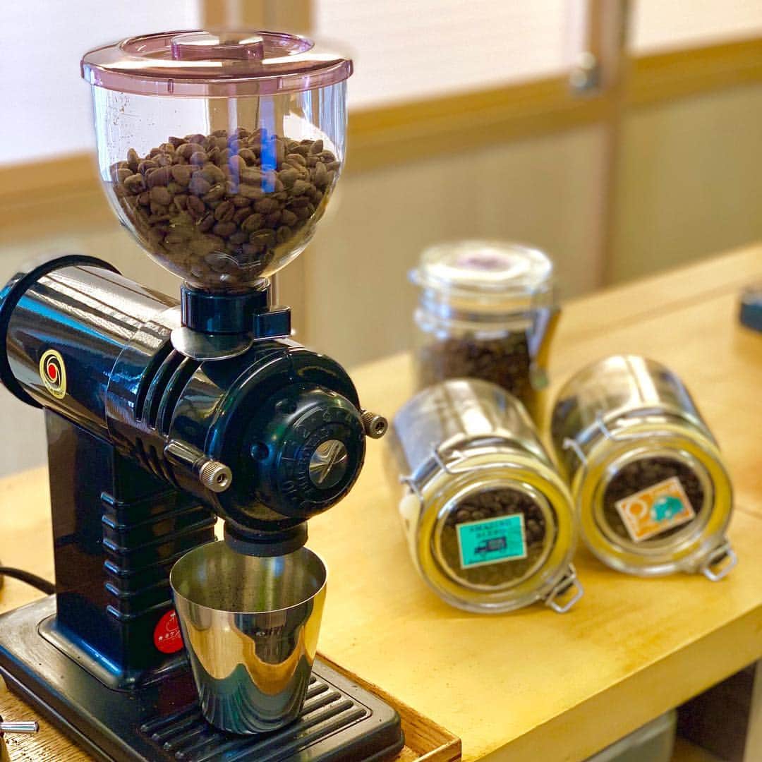 AMAZING COFFEEさんのインスタグラム写真 - (AMAZING COFFEEInstagram)「. Good morning☀️ . AMAZING COFFEEのハンドドリップは、 ご注文を頂いてから1杯ずつお豆を挽いています☕️ . 心を込めて丁寧にお淹れするCOFFEEを、 お楽しみください💫 . #AMAZINGCOFFEE #OSAKASOUTHSIDE #POUROVER #AMeCO #アメコ #coffee」4月18日 10時15分 - amazing_coffee_official