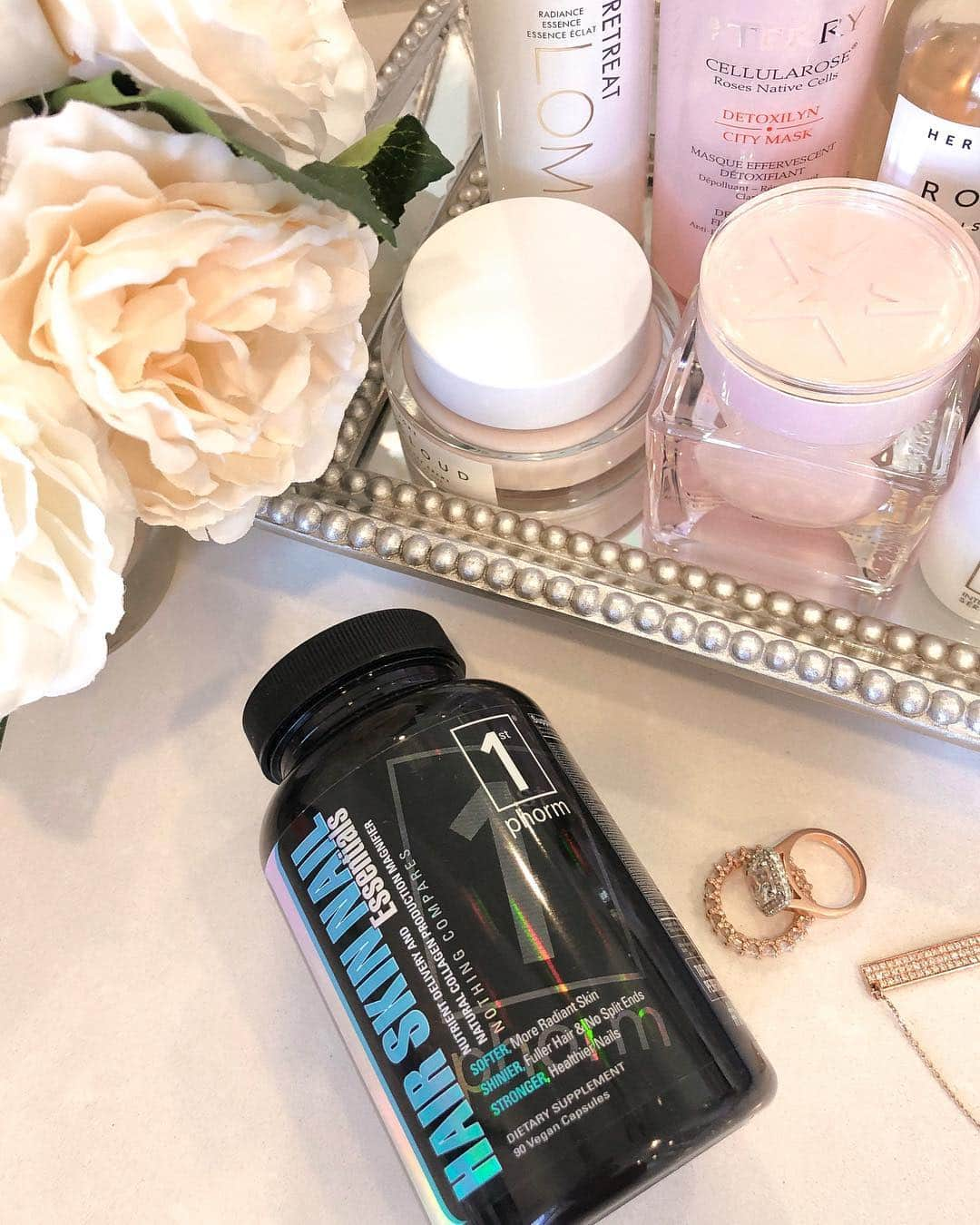 アナ・チエリさんのインスタグラム写真 - (アナ・チエリInstagram)「Healthy Skin from within 🙌🏼 I take my @1stphorm Hair Skin and Nails vitamins and a probiotic and try and eat as little sugar as possible. 🙌🏼✨ These steps paired with a good skin routine and NEVER going to sleep with makeup on (no matter how tired) has really helped keep my skin clear and smooth.」4月18日 10時20分 - anacheri