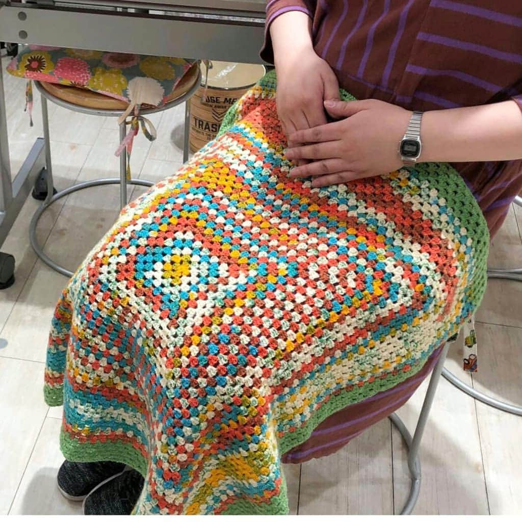 マーノクレアール (手芸のオカダヤグループ)さんのインスタグラム写真 - (マーノクレアール (手芸のオカダヤグループ)Instagram)「Opal毛糸で編むブランケット。スタッフがコツコツ編み上げました。Opal毛糸の美しさを存分に味わえます。椅子などにちょっと掛けても、さまになりますね♪ . 使用材料＆道具は、 opal毛糸(KFS120) 2玉、opal毛糸(単色・ずんだ) 1玉、かぎ針4/0号、とじ針。ふちにぐるりとくる単色の毛糸(本作だと緑色)は、まず本体を編み上げてから色を選ぶことをオススメします！とのこと。アリオ亀有店のスタッフがコツコツ制作しました。 . #Opal #Opal毛糸 #opalyarn #ブランケット #手編みのブランケット #オパール毛糸 #kfsオリジナル #梅村マルティナ #マルティナさん #気仙沼kfsアトリエ #手編み #手編み小物 #編み物 #編み物部 #編み物好きさんとつながりたい #編み物好きな人とつながりたい #手仕事のある暮らし #毛糸 #knitting #knit #sockyarn #Yarn #wool #マーノクレアール #manocreare #ホビースクランブル #HOBBYSCRAMBLE #オカダヤ #okadaya」4月18日 10時23分 - manocreare