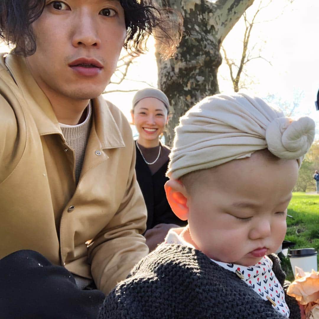 大塚良子さんのインスタグラム写真 - (大塚良子Instagram)「We just chilled in Central Park.🌸 桜を見にセントラルパークへ。 ただただのんびりと、最高。 #Nyc #Familyday #picnicday  #cherryblossom #season」4月18日 10時24分 - ryokokonami