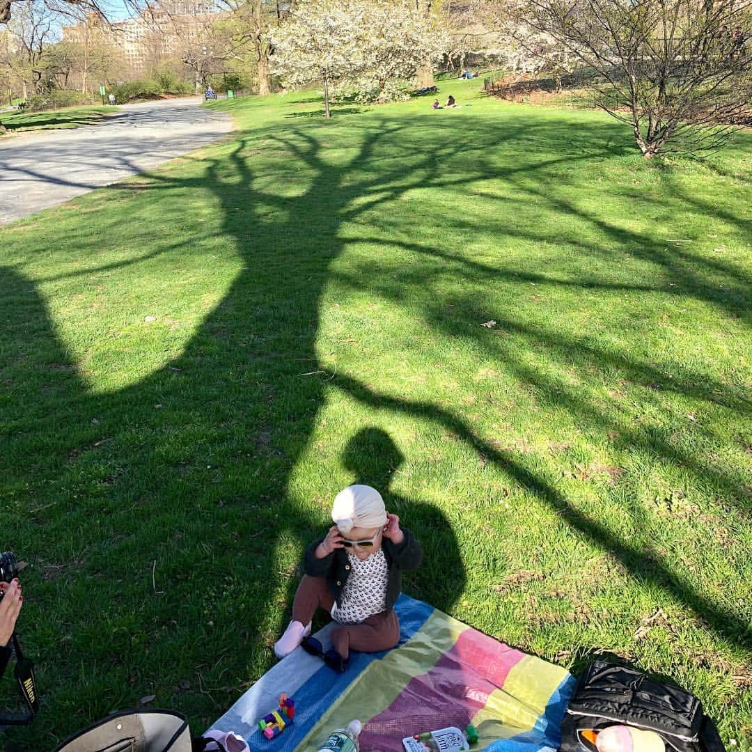大塚良子さんのインスタグラム写真 - (大塚良子Instagram)「We just chilled in Central Park.🌸 桜を見にセントラルパークへ。 ただただのんびりと、最高。 #Nyc #Familyday #picnicday  #cherryblossom #season」4月18日 10時24分 - ryokokonami