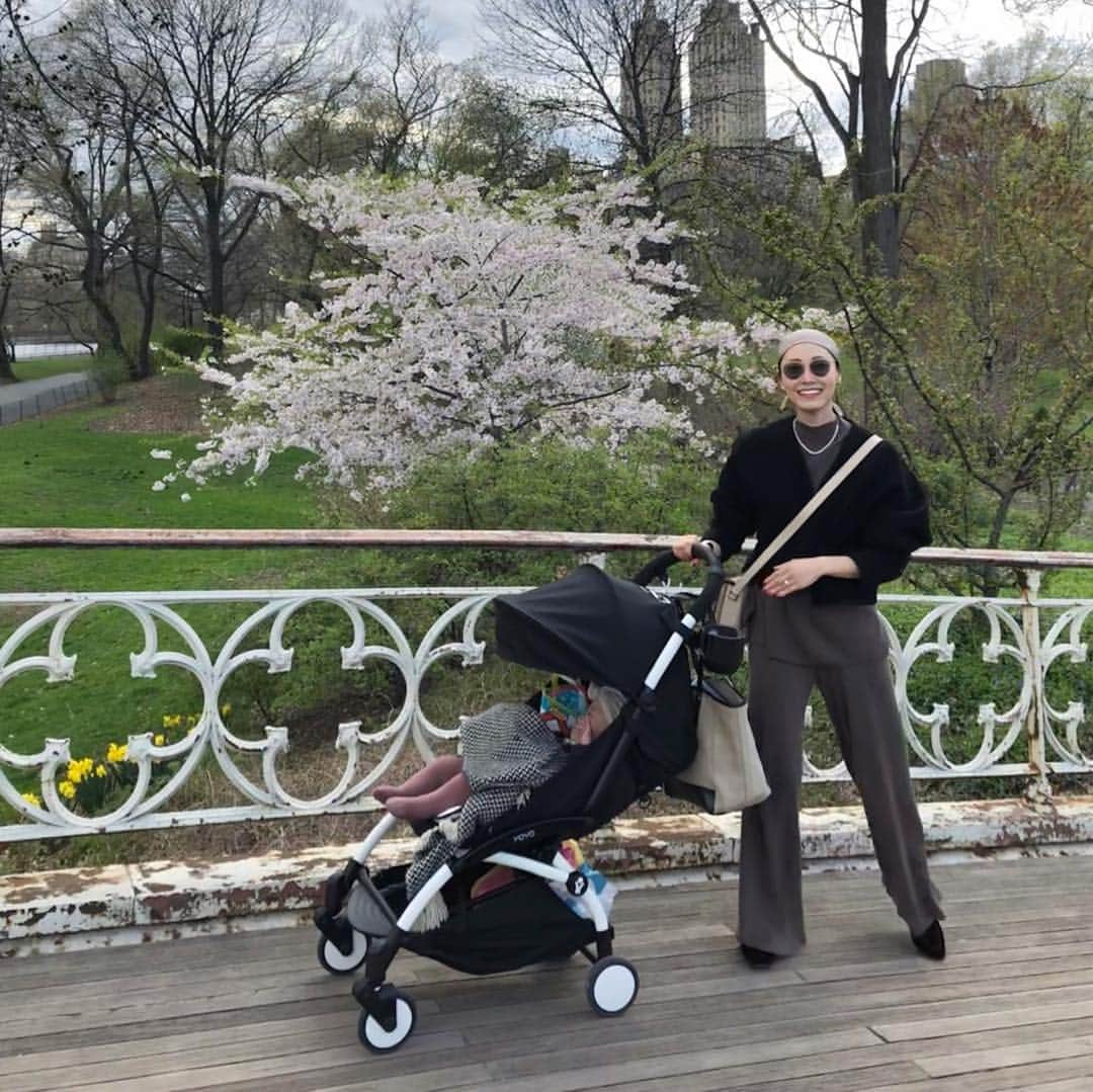 大塚良子さんのインスタグラム写真 - (大塚良子Instagram)「We just chilled in Central Park.🌸 桜を見にセントラルパークへ。 ただただのんびりと、最高。 #Nyc #Familyday #picnicday  #cherryblossom #season」4月18日 10時24分 - ryokokonami