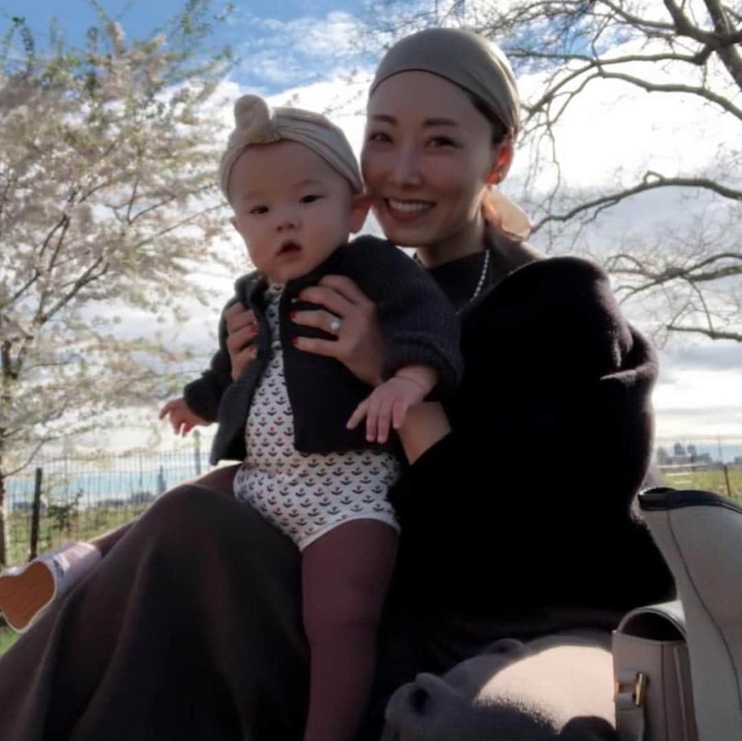 大塚良子さんのインスタグラム写真 - (大塚良子Instagram)「We just chilled in Central Park.🌸 桜を見にセントラルパークへ。 ただただのんびりと、最高。 #Nyc #Familyday #picnicday  #cherryblossom #season」4月18日 10時24分 - ryokokonami