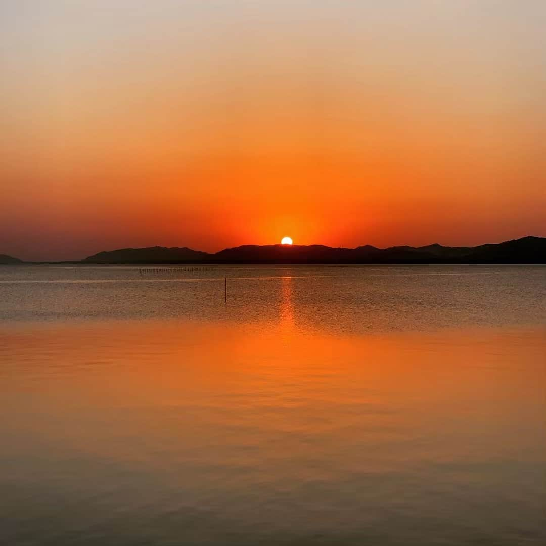 辻怜次さんのインスタグラム写真 - (辻怜次Instagram)「宍道湖に沈む夕日。 またね松江。  今日は広島へ！ #Bentham #GoldRushTour #島根県 #松江 #宍道湖 #夕焼け #しじみ食べ損ねた」4月18日 10時30分 - reijiskywalker