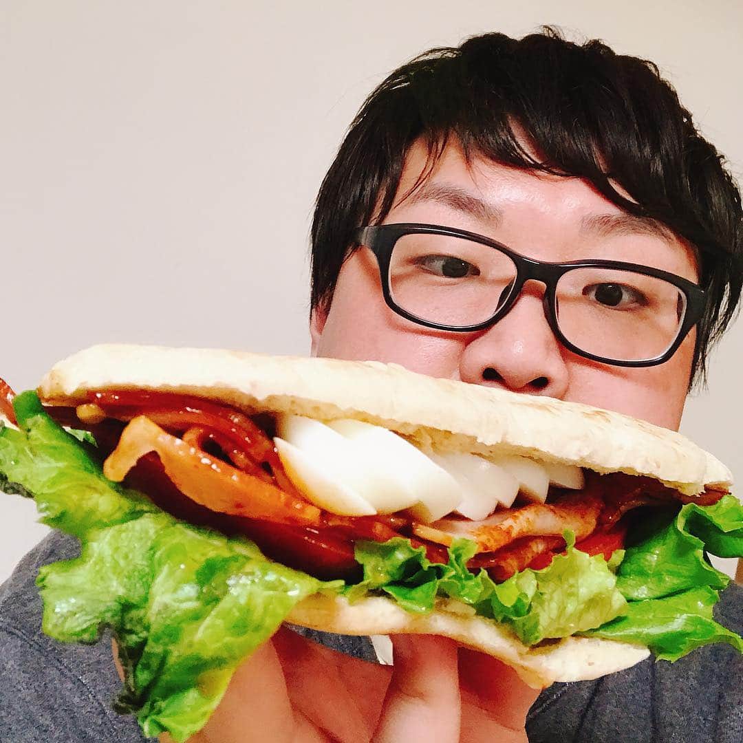デカキンさんのインスタグラム写真 - (デカキンInstagram)「#ハンバーガー  #トマト  #デカキン  ハンバーガーに近い食べ物を食べました！！！海外の感じがして最高でした！！！特にトマトがフレッシュでした！！！」4月18日 10時32分 - dekakin