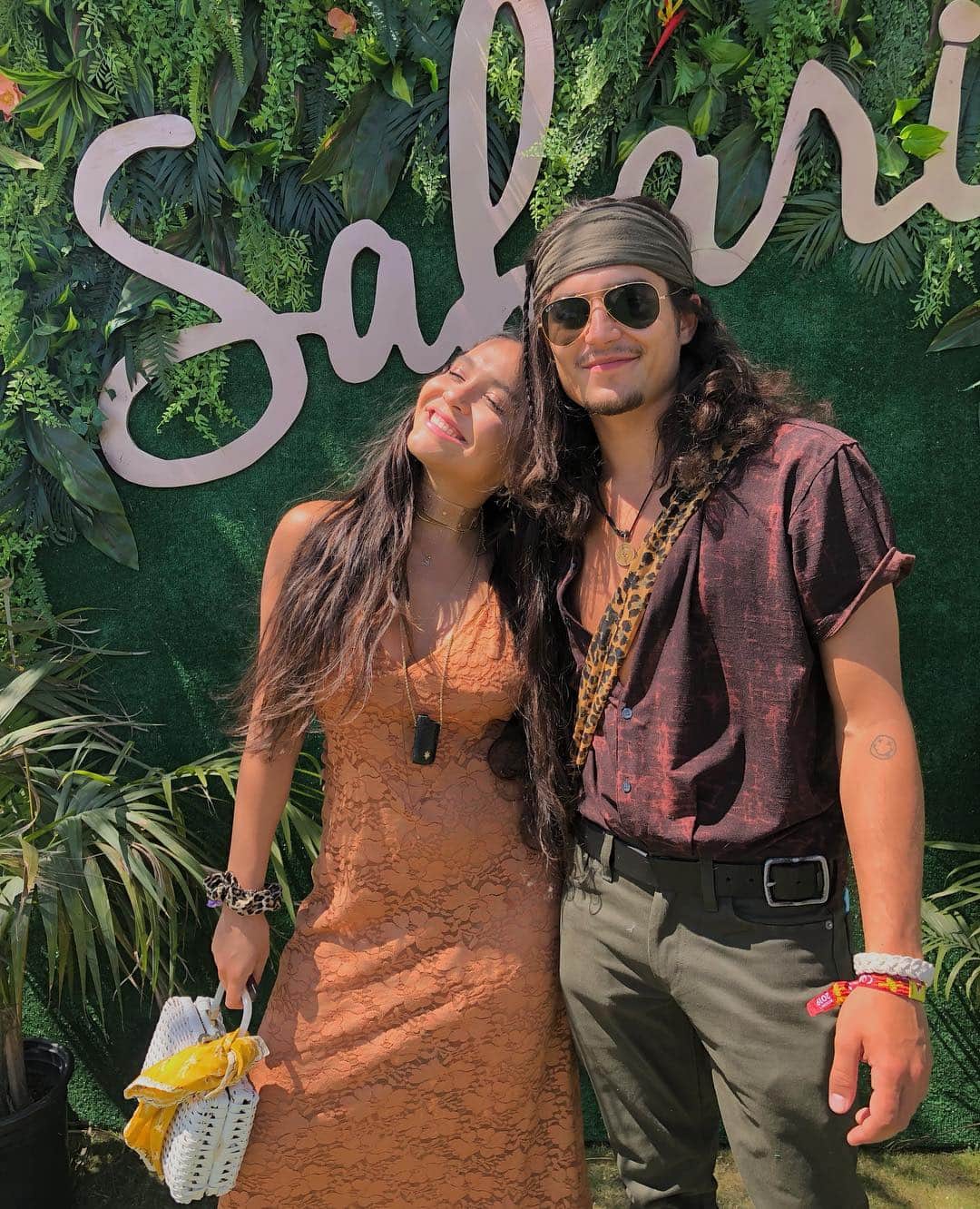 ステラ・ハジェンズのインスタグラム：「can’t stop won’t stop posting these damn coachella pix ☀️☀️☀️ people have been saying we look like twins recently which 🤮🤮 do you think we do? LOL」