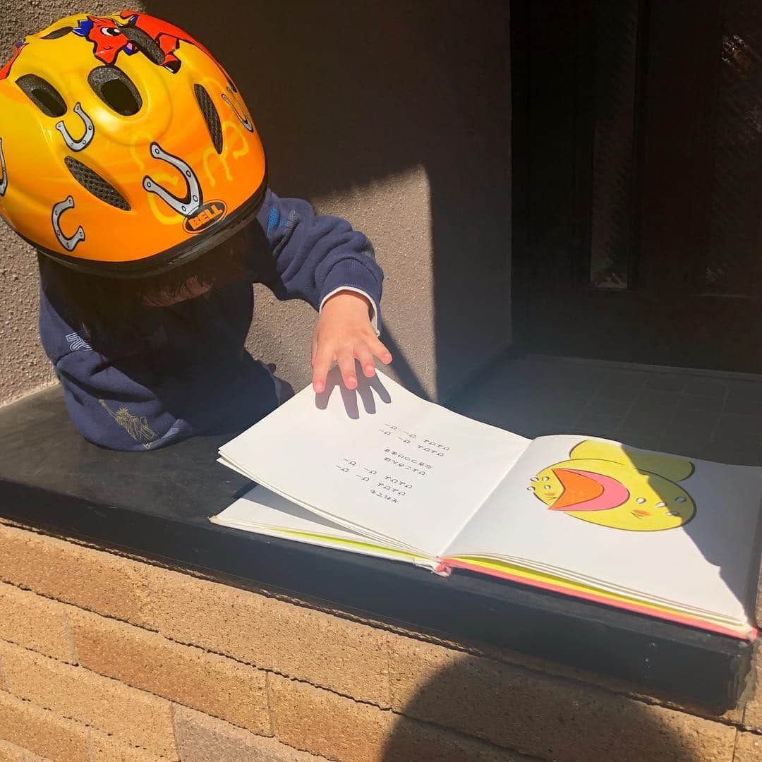 龍円愛梨さんのインスタグラム写真 - (龍円愛梨Instagram)「おーい、保育所に行くよー。お気に入りの絵本を玄関で読んでて、出かけられない汗 結局、自転車の後部座席でニコは絵本を読みながら登園しました。」4月18日 10時44分 - airi_ryuen