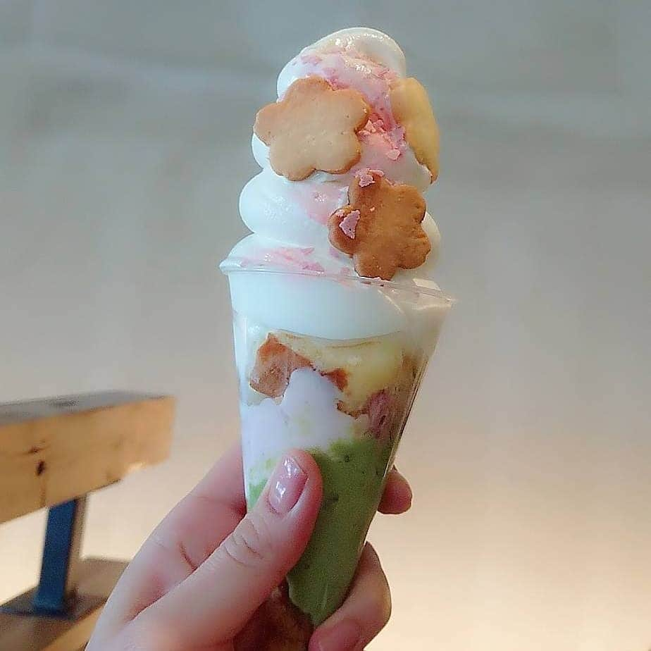 ピックさんのインスタグラム写真 - (ピックInstagram)「先日のカフェ🍦 、 @5wanko  さっちゃんと、 緑区にある、カフェ クラップさんに 、 お昼は満席だから、少しずらしてスイーツを、食べに❗ 、 桜香る春のパフェ🍦 960円 めちゃくちゃ美味しいよー❗ 、 今度はスムージー飲みたいね😃 、 また、いこー❤️ 、 名古屋市緑区に行った時には是非だよ😃 美味しいよ❗ 、 #カフェ #愛知県 #名古屋市 #緑区 #緑区カフェ  #パフェ #カフェ巡り  #カフェ好き  #カフェ大好き  #カフェめぐり  #デザート #cafe  #sweets  #sweet  #幸せ #お腹いっぱい #桜 #カフェクラップ #cafeclap」4月18日 10時36分 - pick09040904