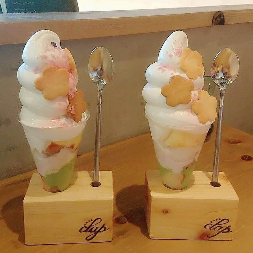 ピックさんのインスタグラム写真 - (ピックInstagram)「先日のカフェ🍦 、 @5wanko  さっちゃんと、 緑区にある、カフェ クラップさんに 、 お昼は満席だから、少しずらしてスイーツを、食べに❗ 、 桜香る春のパフェ🍦 960円 めちゃくちゃ美味しいよー❗ 、 今度はスムージー飲みたいね😃 、 また、いこー❤️ 、 名古屋市緑区に行った時には是非だよ😃 美味しいよ❗ 、 #カフェ #愛知県 #名古屋市 #緑区 #緑区カフェ  #パフェ #カフェ巡り  #カフェ好き  #カフェ大好き  #カフェめぐり  #デザート #cafe  #sweets  #sweet  #幸せ #お腹いっぱい #桜 #カフェクラップ #cafeclap」4月18日 10時36分 - pick09040904