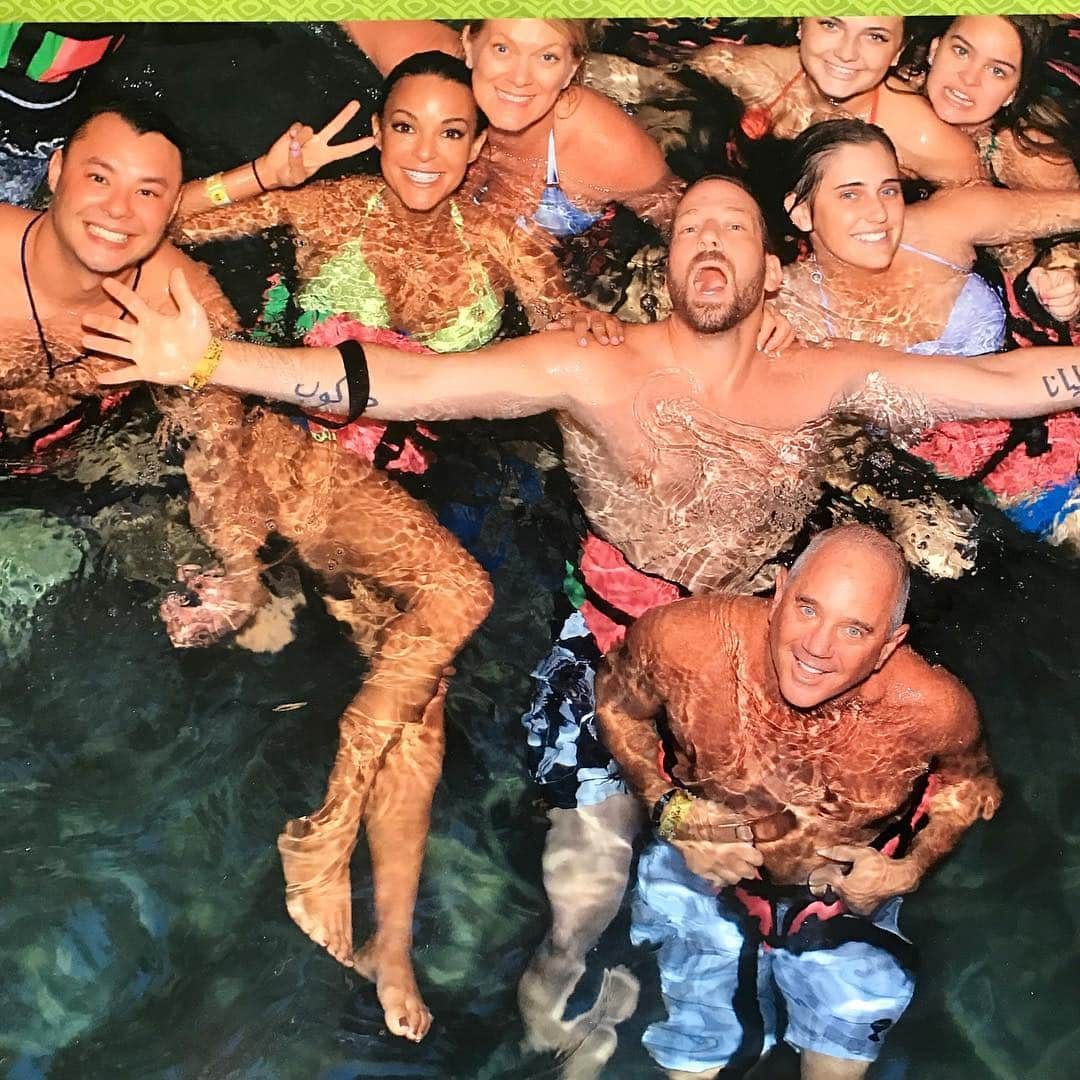 さんのインスタグラム写真 - (Instagram)「#tbt My #50thbirthday trip to the #rivieramaya with fantastic party posse in tow (some not pictured but imprinted in my❤️) • • • • #mayanpyramids #adventurejunkies #evatravels #mexico」4月18日 10時51分 - evalarue