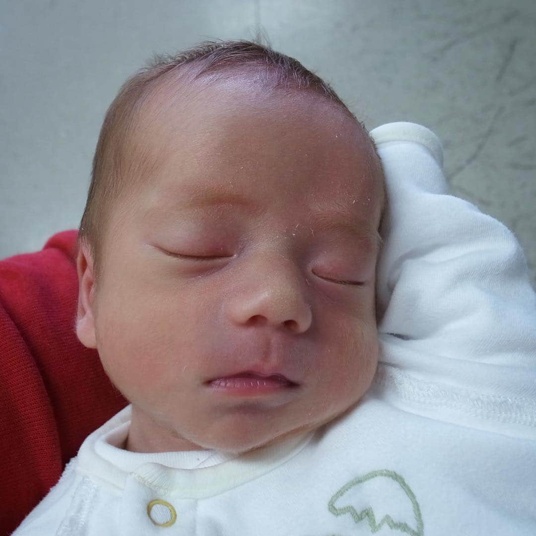 サラ・タミュラのインスタグラム：「4月3日に次男坊が産まれました👶 名前は譲司(じょうじ)、英語でGeorgeです。これから皆さんにお会い出来るのを楽しみにしています🌈  #Georgelog #Sarahlog #babyboy #newbornbaby」
