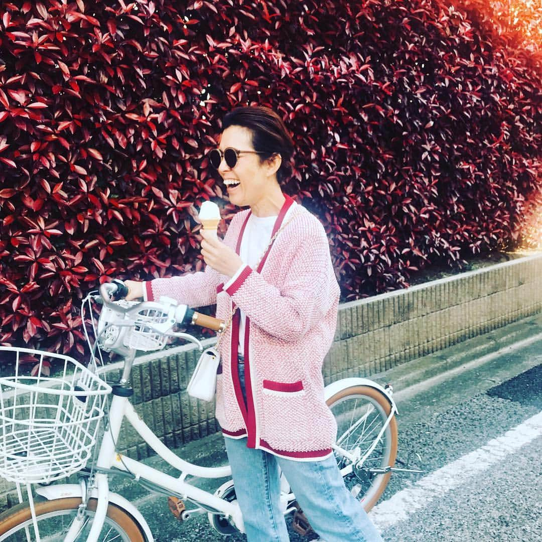 大草直子さんのインスタグラム写真 - (大草直子Instagram)「東京はやっと暖かくなりました♡昨晩は大好きな人たちにエナジーを頂いたから、今朝も早よから活動。お気に入りのブリヂストンイルミオ× @story_love40 の電動自転車で銀行、郵便局へ。普通の自転車ならここまで。ありえないほどスイッスイだから、近所のパン屋のソフトクリームまでゲット♡ありがとう、イルミオ。さて、今日は17時から @seasonstylelab でインスタライブ。たくさんの旅支度をオススメします。明日は14時から鹿児島マルヤガーデンズで、これまた大好きすぎる @stellakaoruko さん @abesawakobeauty さんとトークイベント。日曜日は14時から名古屋ラシックで @vermeilpariena のイベント♡さすがにバタバタや。そんな時こそユーモアを忘れずに。笑うと息をたくさん吸って吐くでしょ、それが必要。 #majestic #milaowen #イルミオ #イルミオライフ #ブリヂストンサイクル #マジックバイク #storymag  #今日も良い日にしましょう」4月18日 10時50分 - naokookusa