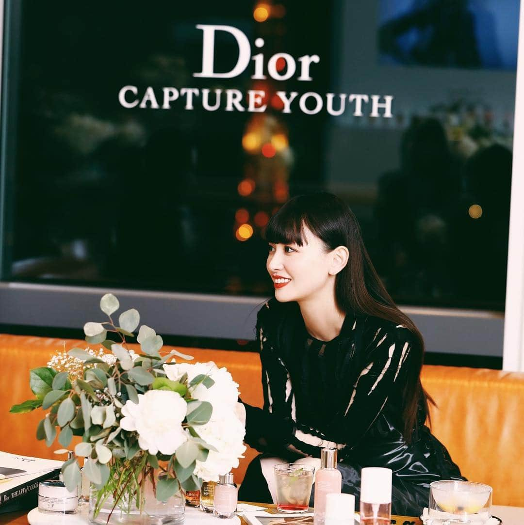 鈴木えみさんのインスタグラム写真 - (鈴木えみInstagram)「以前から使わせてもらっている「Dior Capture Youth」のカウンセリングイベントで、測定器を使った肌診断をしてもらいました🤨🔍🥶💦 非常にドキドキしましたが、期待以上に良い結果で狂喜乱舞🤩❣️ 自分ではずっと乾燥肌気味だと思っていたけど、実は全くそうではなかったことが何よりの衝撃事実でした😂 私は肌がとても薄いので、水分がきちんと留まってくれるようにスキンケアをすることが大切みたい✨ カプチュールユースのセラムの中では、肌を穏やかにしてくれる「レッドネス ミニマイザー」を1番よく使っていたのですが、ふっくらハリを出す「プランプ フィラー」と、乾燥しやすい肌をレスキューする「インテンス R オイル」の2本が今の私にはぴったりだそう。 同シリーズの最初のステップとして使う化粧水「エンザイムソリューション」もゲットし、明日から素肌力をもっともっと高めていきたいです🙌🏻💕 #カプチュールユース」4月18日 11時00分 - emisuzuki_official