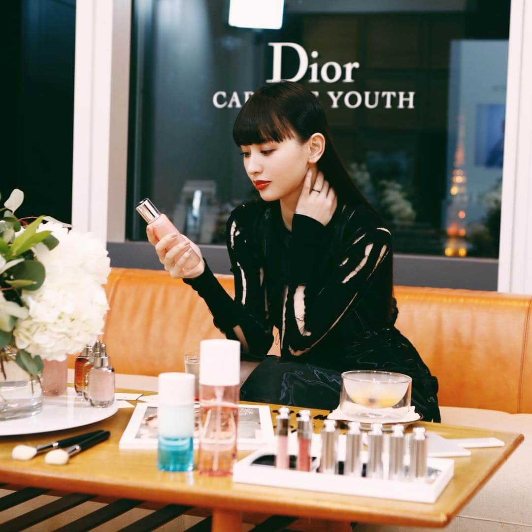 鈴木えみさんのインスタグラム写真 - (鈴木えみInstagram)「以前から使わせてもらっている「Dior Capture Youth」のカウンセリングイベントで、測定器を使った肌診断をしてもらいました🤨🔍🥶💦 非常にドキドキしましたが、期待以上に良い結果で狂喜乱舞🤩❣️ 自分ではずっと乾燥肌気味だと思っていたけど、実は全くそうではなかったことが何よりの衝撃事実でした😂 私は肌がとても薄いので、水分がきちんと留まってくれるようにスキンケアをすることが大切みたい✨ カプチュールユースのセラムの中では、肌を穏やかにしてくれる「レッドネス ミニマイザー」を1番よく使っていたのですが、ふっくらハリを出す「プランプ フィラー」と、乾燥しやすい肌をレスキューする「インテンス R オイル」の2本が今の私にはぴったりだそう。 同シリーズの最初のステップとして使う化粧水「エンザイムソリューション」もゲットし、明日から素肌力をもっともっと高めていきたいです🙌🏻💕 #カプチュールユース」4月18日 11時00分 - emisuzuki_official