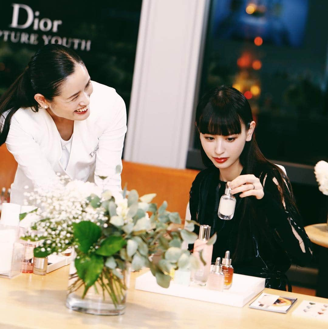 鈴木えみさんのインスタグラム写真 - (鈴木えみInstagram)「以前から使わせてもらっている「Dior Capture Youth」のカウンセリングイベントで、測定器を使った肌診断をしてもらいました🤨🔍🥶💦 非常にドキドキしましたが、期待以上に良い結果で狂喜乱舞🤩❣️ 自分ではずっと乾燥肌気味だと思っていたけど、実は全くそうではなかったことが何よりの衝撃事実でした😂 私は肌がとても薄いので、水分がきちんと留まってくれるようにスキンケアをすることが大切みたい✨ カプチュールユースのセラムの中では、肌を穏やかにしてくれる「レッドネス ミニマイザー」を1番よく使っていたのですが、ふっくらハリを出す「プランプ フィラー」と、乾燥しやすい肌をレスキューする「インテンス R オイル」の2本が今の私にはぴったりだそう。 同シリーズの最初のステップとして使う化粧水「エンザイムソリューション」もゲットし、明日から素肌力をもっともっと高めていきたいです🙌🏻💕 #カプチュールユース」4月18日 11時00分 - emisuzuki_official