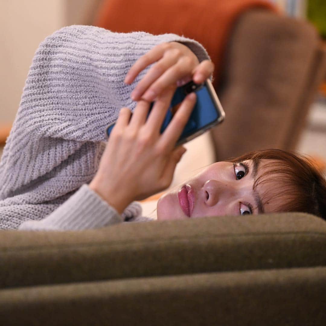 日本テレビ ドラマ「向かいのバズる家族」さんのインスタグラム写真 - (日本テレビ ドラマ「向かいのバズる家族」Instagram)「#盗撮 → #バレた #だーりお #ごめんなさい  #内田理央  #向かいのバズる家族  #今夜11時59分から #第３話 #ナマハゲチョップ #ついにバズる！？#あかりが生配信‼︎」4月18日 11時00分 - mukabuzz