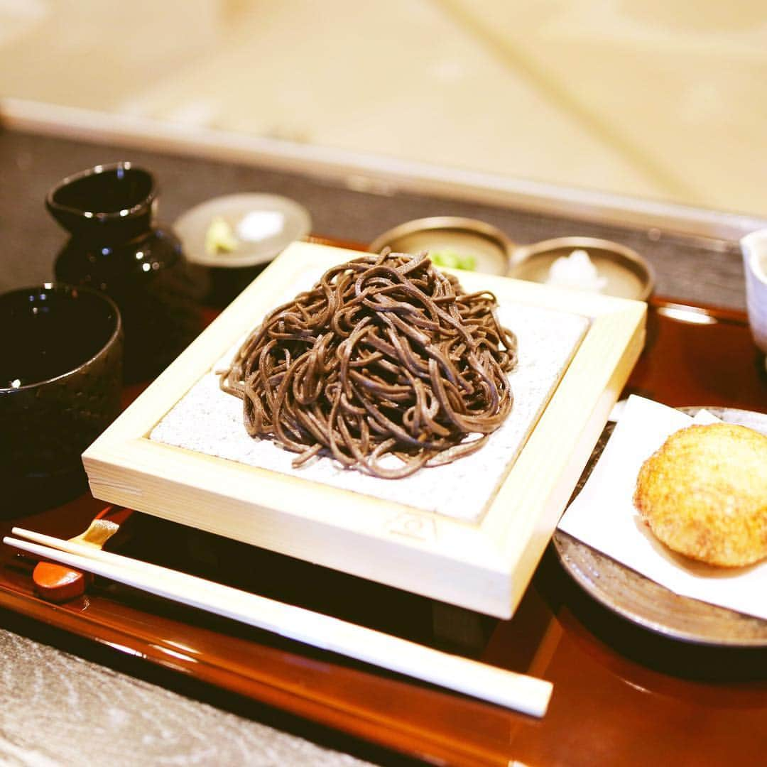 amiさんのインスタグラム写真 - (amiInstagram)「． I ate soba in Azabujuban ． 先日、お友達と麻布十番にある #山あげ蕎麦庵十 さんにお邪魔 してきました〜🥺♥️ ． 麺がツルツルとしていて 喉越しも⭕️ ． 大満足のお味でした♡ お蕎麦好きなので、こんな美味しい お蕎麦を食べられるなんて幸せ💕 ． ご馳走様でした♡ また家族で行きます〜🌸 ． ． #庵十#山あげ蕎麦#ヘルシー#黒いお蕎麦#蕎麦屋#お蕎麦#お蕎麦好き#麻布十番デート#麻布十番ランチ#麻布十番グルメ#食べ歩き#お蕎麦好きと繋がりたい#ランチタイム#おそとごはん#お蕎麦やさん#インスタグルメアワード2019 #ルックプラスでゆとりプラス @look.plus_official」4月18日 11時01分 - amikuma1219