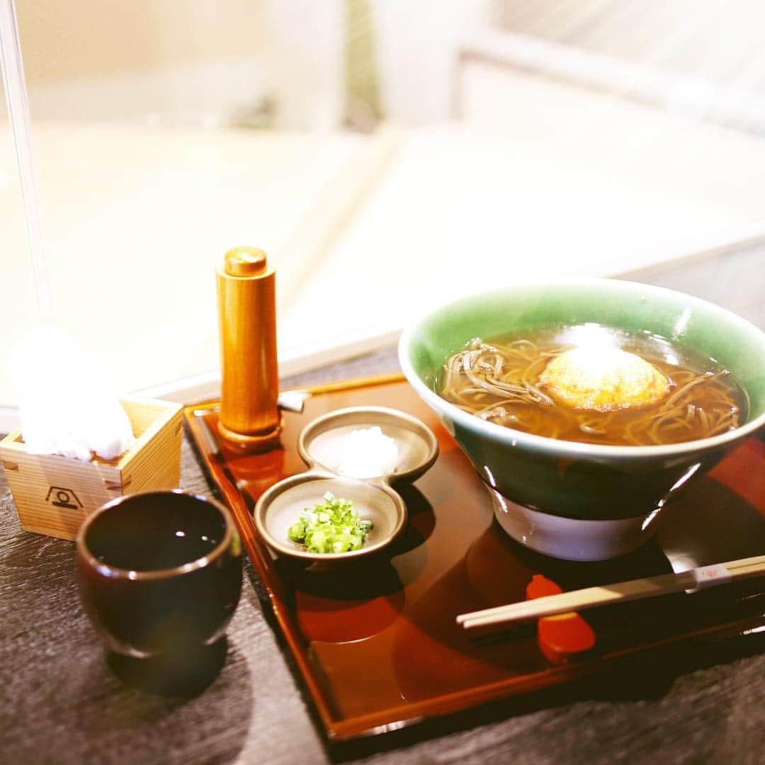 amiさんのインスタグラム写真 - (amiInstagram)「． I ate soba in Azabujuban ． 先日、お友達と麻布十番にある #山あげ蕎麦庵十 さんにお邪魔 してきました〜🥺♥️ ． 麺がツルツルとしていて 喉越しも⭕️ ． 大満足のお味でした♡ お蕎麦好きなので、こんな美味しい お蕎麦を食べられるなんて幸せ💕 ． ご馳走様でした♡ また家族で行きます〜🌸 ． ． #庵十#山あげ蕎麦#ヘルシー#黒いお蕎麦#蕎麦屋#お蕎麦#お蕎麦好き#麻布十番デート#麻布十番ランチ#麻布十番グルメ#食べ歩き#お蕎麦好きと繋がりたい#ランチタイム#おそとごはん#お蕎麦やさん#インスタグルメアワード2019 #ルックプラスでゆとりプラス @look.plus_official」4月18日 11時01分 - amikuma1219