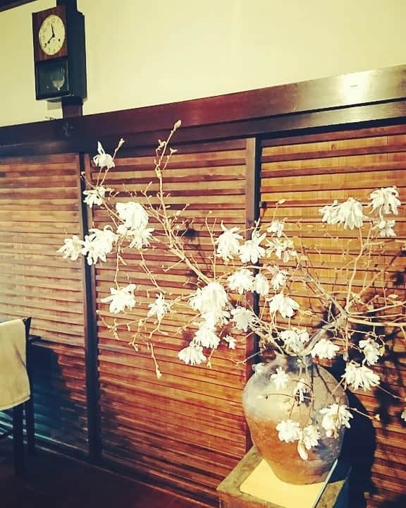 のインスタグラム：「撮影でお世話になったcafeことだまさん あすかルビーをふんだんに使ったパッピンスは絶品でした🍓🍧🍓 お店も元酒屋さんを改装したレトロな雰囲気 そしてひそかに憧れていたレインボーラムネまで😍 口どけが…幸せなんです🍬  #JR東海 #うましうるわし奈良  #明日香村 #cafeことだま #パッピンス #あすかルビー #イコマ製菓 #レインボーラムネ」