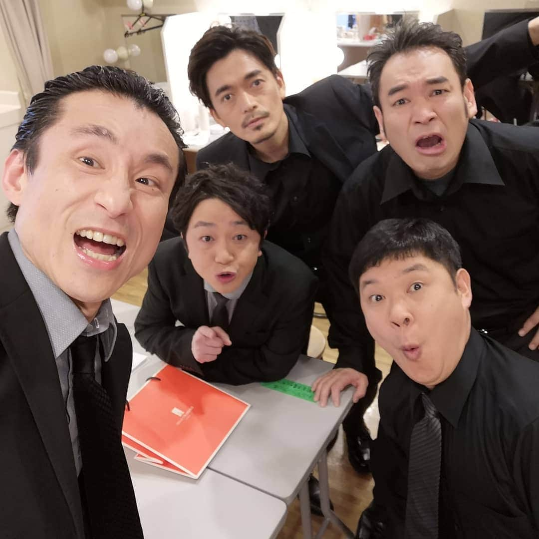 なだぎ武さんのインスタグラム写真 - (なだぎ武Instagram)「『#カジャラ』全39公演終了。長かったコントツアーがとうとう終わってしまいました。。終了後は何も残っていない、真っ白な灰になりました...😄CDも手売りをさせて頂き、買ってくれた皆様に感謝です。初めてのカジャラ、初めての小林賢太郎との絡み、凄く刺激的で改めて私はコントが大好きなんだと思えたこの約2ヶ月。"笑い"を生む表現の難しさを改めて痛感しつつも、コントを全う出来る毎日が夢のようでした。私が交われる場所だとは思ってもなかった、小林賢太郎の作るカジャラの世界。そしてメンバーで紡ぎあったコントの日々、幸せでした。芸人として平成元年にコントでデビューし、コントの舞台で平成最後を閉めれたこの縁と、この場所に呼んでくれた賢太郎くんに感謝です。またコントマンとしてこのカジャラの地に帰ってこれるよう、これからも精進します。足を運んで下さった皆様、関わってくれたスタッフ、コント怪獣なおっさん達、皆さんありがとう。 『カジャラ 怪獣たちの宴』完！！」4月18日 10時57分 - nadagigigi