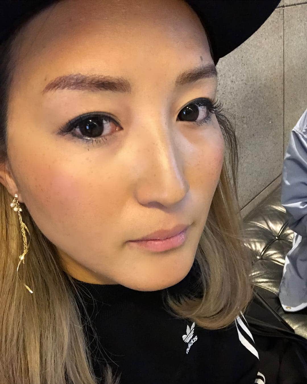 木村真野のインスタグラム：「この眉毛何も書いてません🤭❤️. . .@medicalbrows で眉毛の6Dアートメイクしてもらいました🤩. . .普段、素顔でいる事がほとんどなので 本当に楽になりました😏. . .しっかり説明してくれて📑. 痛みがないように麻酔もしてくれて👩🏻‍⚕️. 時間をかけて眉毛の形、色、を決めます👩🏼‍💻. .定規やコンパスで左右対称の. .黄金比を決めてくれます📐. . . . .あとは私は爆睡www🤭. .眉毛 一本一本を丁寧に描いてくれます🙄. .終わって. .鏡を見た瞬間.....🥺🥺🥺😳🤩🤪. .感動しました❤️😭👩🏻‍⚕️. 本当に自分の眉毛みたい！！. .すごく嬉しかった🥺❤️. .担当してくれた @medicalbrows_motoba には感謝しかありません🥺❤️🙇‍♀️🙇‍♀️. .外人みたいな眉毛になりたい. .太眉になりたい. .メイク時間を短縮したい. .眉毛に悩みがある. .そんな人はぜひ行ってみてください。  @medicalbrows @medicalbrows_motoba  @mayasaya_kimura  #medicalbrows #メディカルブロー表参道 #メディカルブロー #アートメイク #メディカルアートメイク #6Dアートメイク #眉毛 #感動 #mayasaya #表参道 #親切 #丁寧 #痛みなし #ありがとうございました #thankyou #adidas #adidastokyo #adidastwins」