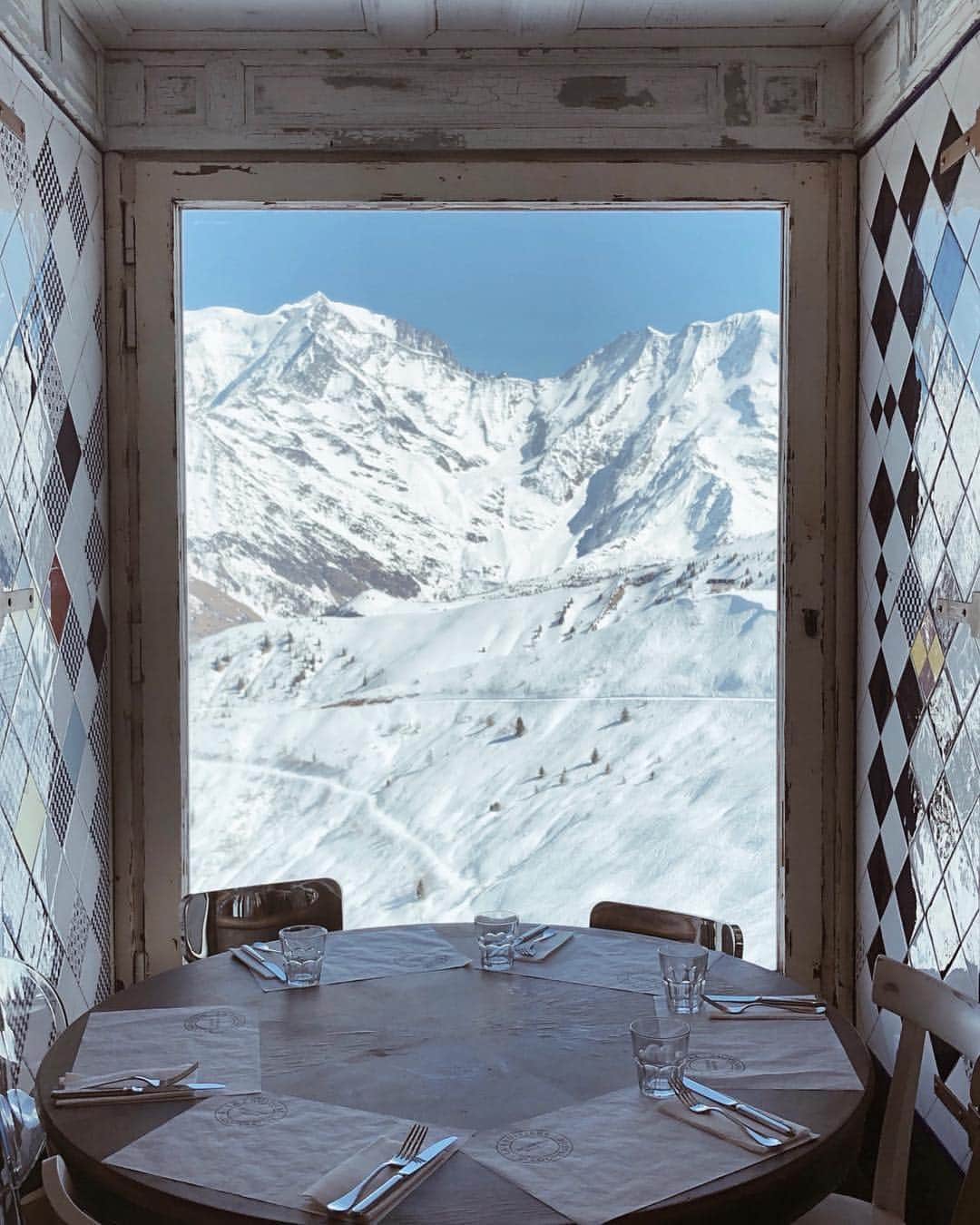 Design Milkさんのインスタグラム写真 - (Design MilkInstagram)「Two FYIs: 1) Check our sister IG @designmilktravels for your daily #destinationinspiration, and 2) This is *not* a painting. ❄️ Snag a lunch with a view at the @foliedoucemontblanc in #France. \\\ photo by @jerome.c_」4月18日 11時13分 - designmilk