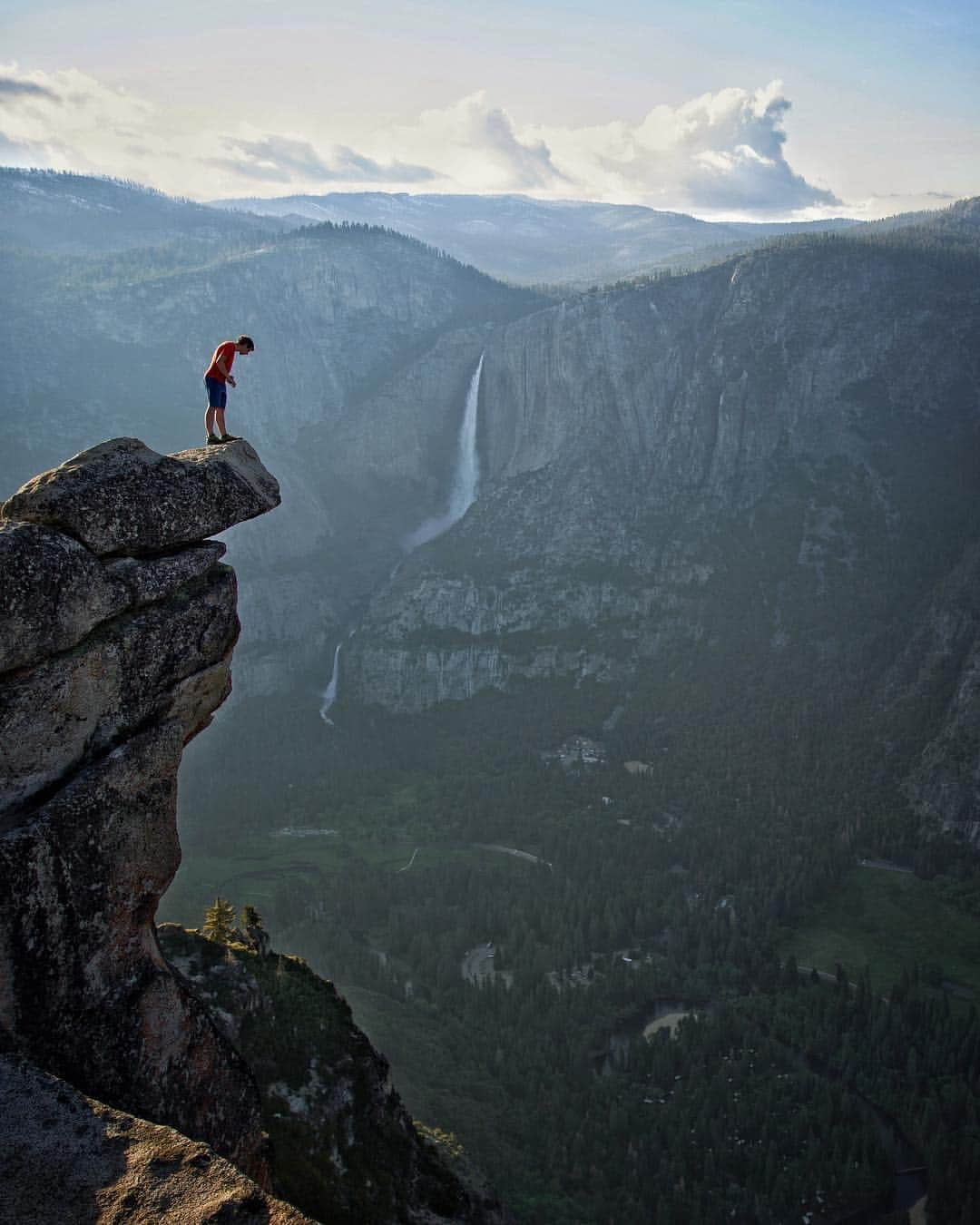 アレックス・オノルドさんのインスタグラム写真 - (アレックス・オノルドInstagram)「Adventuring outdoors has always fed my love for the planet and my personal efforts to protect it like the @honnoldfoundation. This year to celebrate Earth Day @thenorthface is helping to share a petition to make it a national holiday. I signed (link in bio), because I think we all need more opportunities to get outside an explore a little bit. Please consider signing. #earthdaypetition #neverstopexploring @jimmychin pic」4月18日 11時15分 - alexhonnold