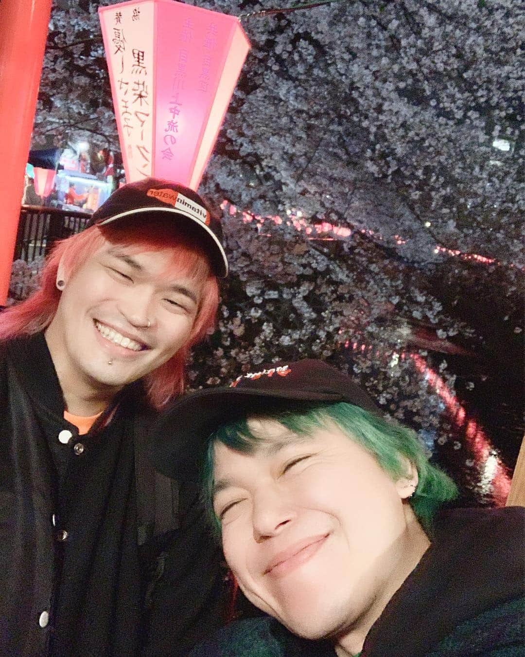 相馬トランジスタのインスタグラム：「わざとらしい笑顔してみたした  #忘れた頃に桜 #0.2秒後には真顔 #なんか汚い」