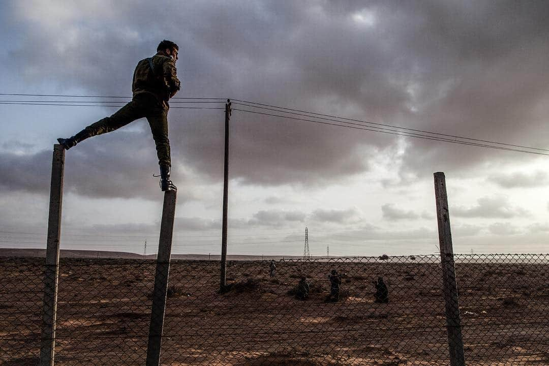 thephotosocietyさんのインスタグラム写真 - (thephotosocietyInstagram)「Photo by @nicholesobecki // I made this image of an opposition fighter keeping watch as nearby troops take a position in the push west from Ras Lanuf in Libya in 2011, and for just one more day it’s available through the @VIIPhoto iconic #printsale. For only the second time since the agency’s founding in 2011 we’re offering 8”x10” prints for just $100, each hand signed by the artist. The link to the print sale is in my bio @nicholesobecki. #libya #conflict #printsale #iconic #viiarchive #flashsale #photosale」4月18日 11時30分 - thephotosociety