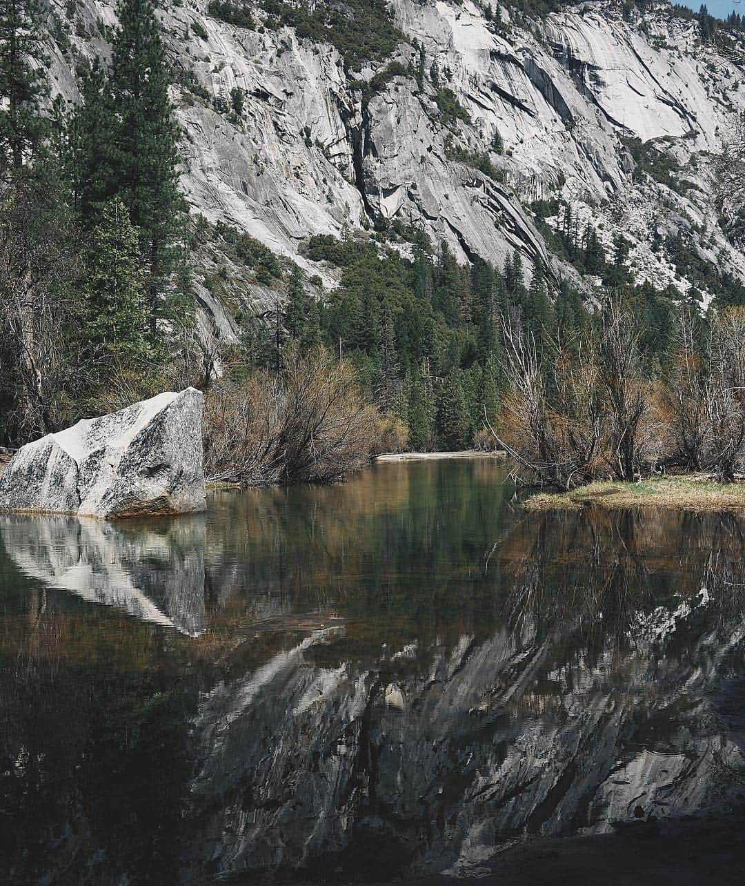 アン・カーティスのインスタグラム：「True to its name. Mirror Lake. #erwannederlustCA」