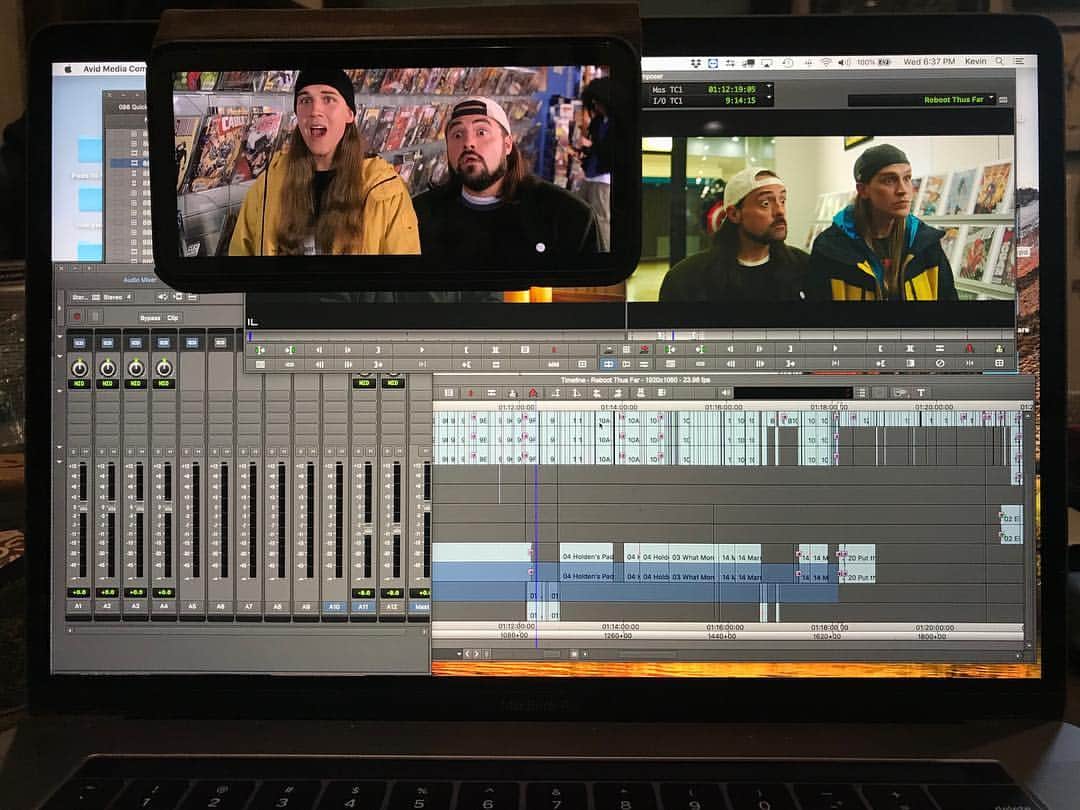 ケヴィン・スミスのインスタグラム：「More Adventures in Editing! On the left is the #jayandsilentbobstrikeback moment when @jayandsilentbob find out there’s a #bluntmanandchronic movie. It happens at the 5 minute & 12 second mark of the flick. On the right is the similar moment in our new film #jayandsilentbobreboot when #jayandsilentbob find out there’s going to be a #Bluntman and #Chronic #reboot. This time around, it happens at the 12 minute and 18 second mark. The 7 minute difference is packed with funny shit that moves the plot along, but still - it’s taking me 7 minutes longer to do the same shit I did nearly 20 years ago. And *that* may be the most perfect post production metaphor for getting old I’ll ever make. Also: look at the differences between 2001 @jaymewes and me and 2019 #jasonmewes and me. (And Easter Egg Alert: look over Jay’s shoulder and you’ll spot the second appearance of #captainmarvel in our Brodie scene.) Also: come join me and @ralphgarman for our #hollywoodbabbleon 4/20 show on Saturday at the @hollywoodimprov! We’ll burn through a fun-filled show!  #KevinSmith #avidmediacomposer #avideditor #movie #movies #20yearchallenge #postproduction」